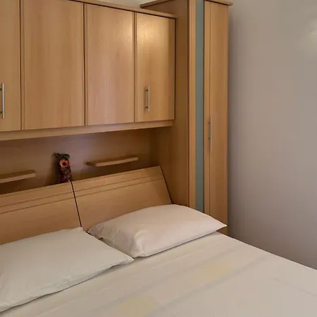 2 Bedroom Lovely In Okrug Gornji *