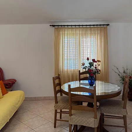 Appartement 2 Bedroom Lovely In Okrug Gornji