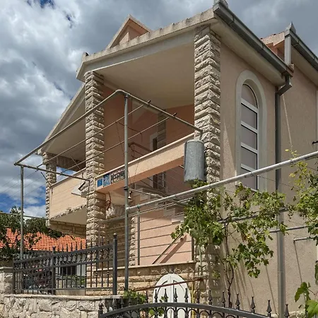 아파트 2 Bedroom Lovely In Okrug Gornji