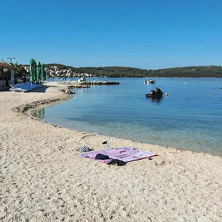 2 Bedroom Lovely In Okrug Gornji Trogir