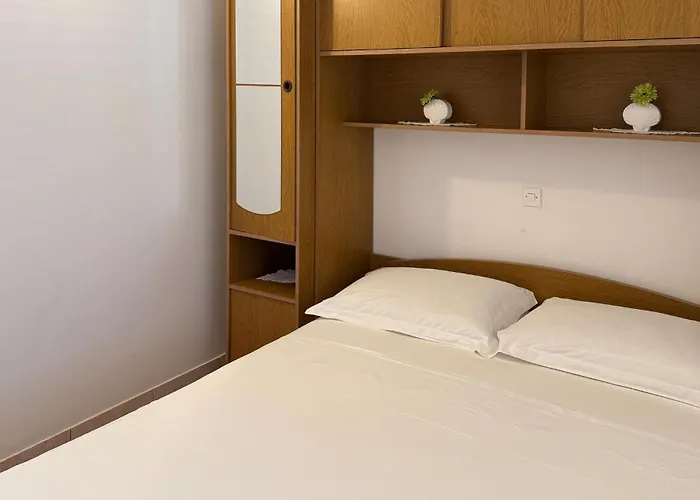2 Bedroom Lovely In Okrug Gornji 아파트