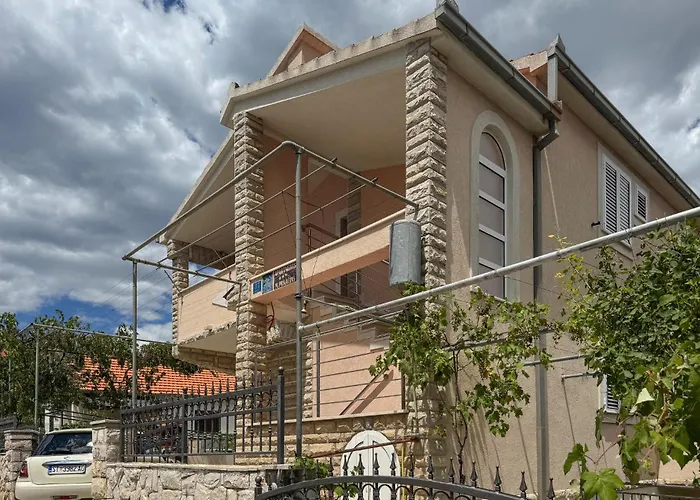 아파트 2 Bedroom Lovely In Okrug Gornji