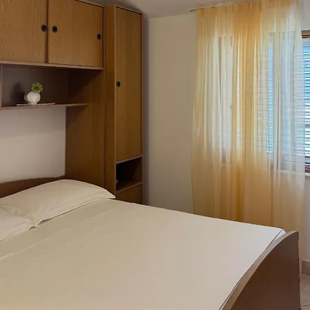 Apartmán 2 Bedroom Awesome In Okrug Gornji