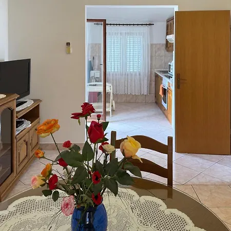 2 Bedroom Lovely In Okrug Gornji *
