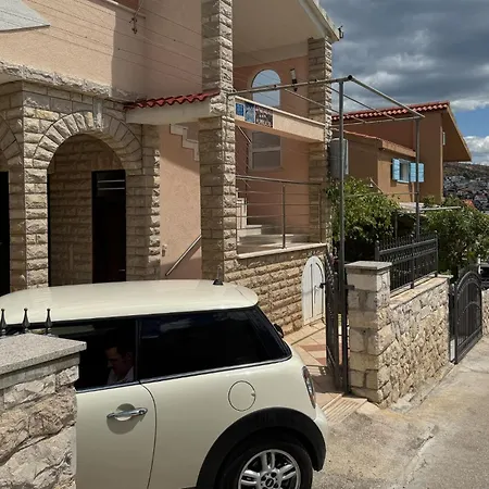 2 Bedroom Lovely In Okrug Gornji Apartament Trogir