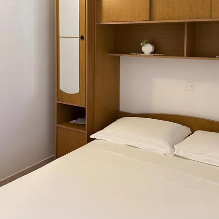 2 Bedroom Lovely In Okrug Gornji Appartamento