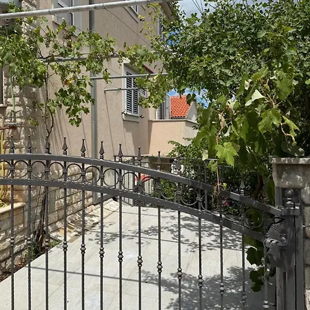 2 Bedroom Awesome In Okrug Gornji Apartmán *
