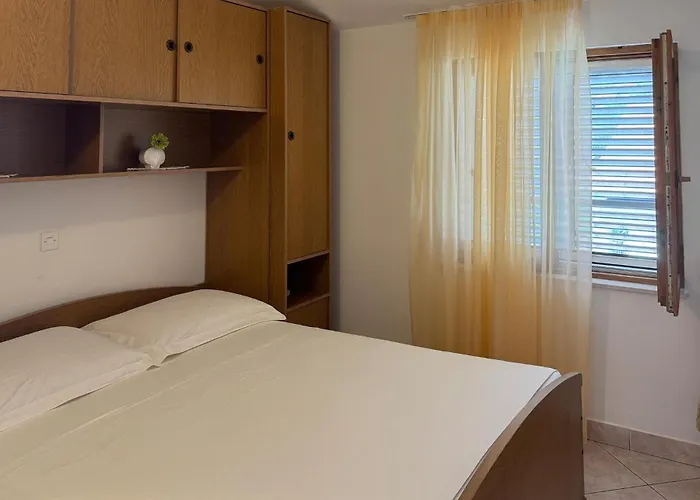Apartment 2 Bedroom Lovely In Okrug Gornji