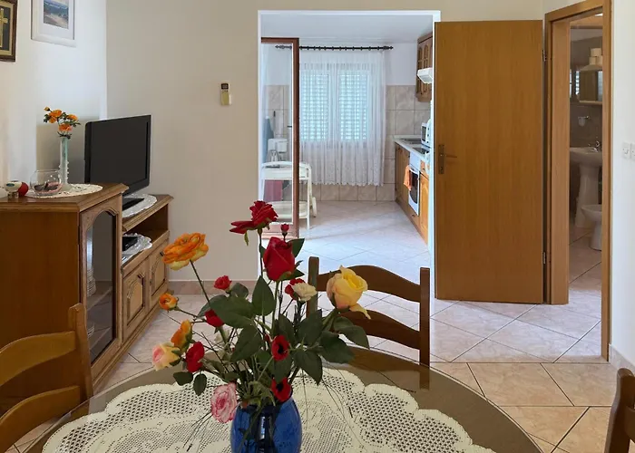 2 Bedroom Lovely In Okrug Gornji *