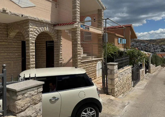 2 Bedroom Lovely In Okrug Gornji Apartment Trogir