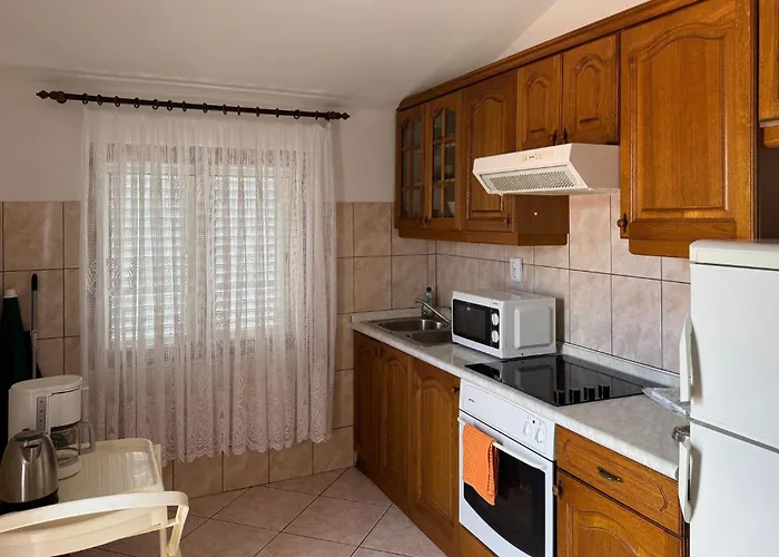 Apartment 2 Bedroom Lovely In Okrug Gornji *