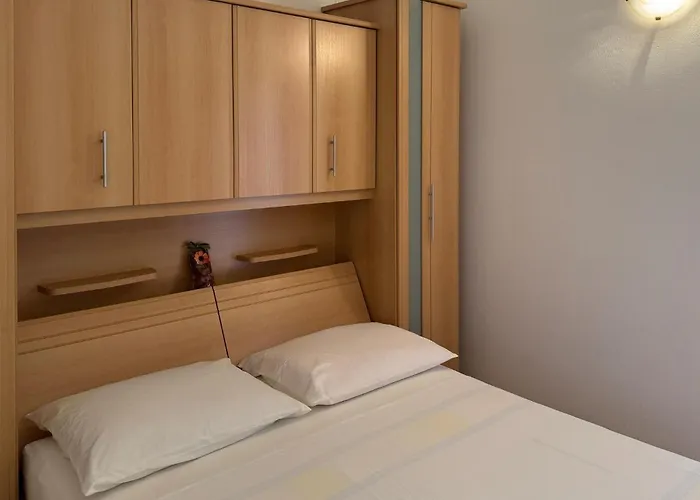 2 Bedroom Lovely In Okrug Gornji *