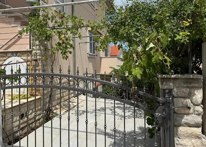 2 Bedroom Lovely In Okrug Gornji Apartment *